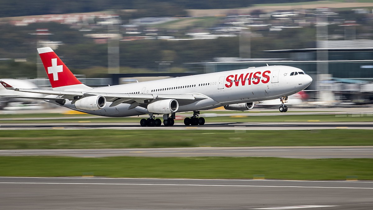 In Zürich ist eine erste Lieferung von Schutzausrüstung aus China mit einem Airbus der Swiss eingetroffen. (Symbolbild)
