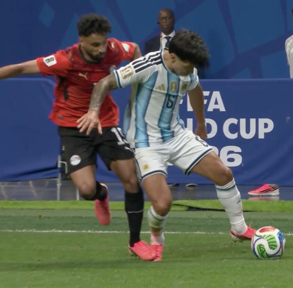 WM 2026: Argentinien vs. Ägypten, Marwan Attia trifft Lisandro Martinez auf den Fuss.
