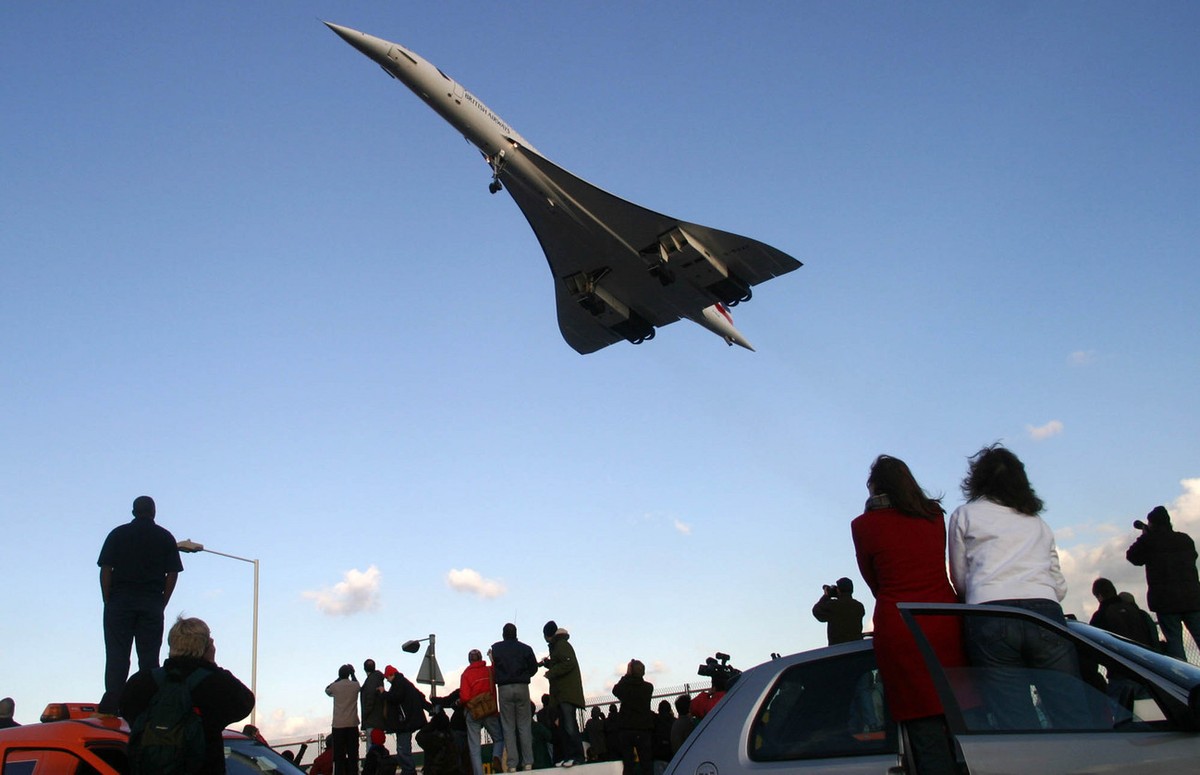 JAHRESRUECKBLICK 2003 - WIRTSCHAFT - ABSCHIED VON DER CONCORDE: A crowd gather to watch the 2nd of the three British Airways Concorde aeroplanes make their approach for landing at London's Heathr ...
