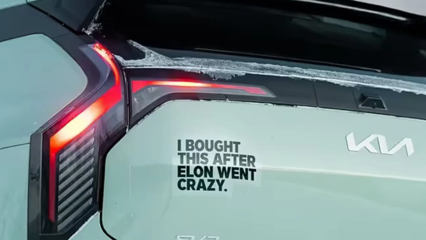 Provokanter Aufkleber: Damit stichelte Kia in Norwegen via Instagram gegen Tesla. Der Post wurde mittlerweile gelöscht.