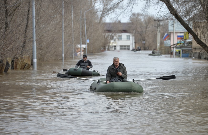 epaselect epa11274865 Local residents ride a boat during their evacuation from the flooded residential area in Orenburg, Orenburg region, Russia, 12 April 2024. Orenburg Mayor Sergei Salmin said that  ...