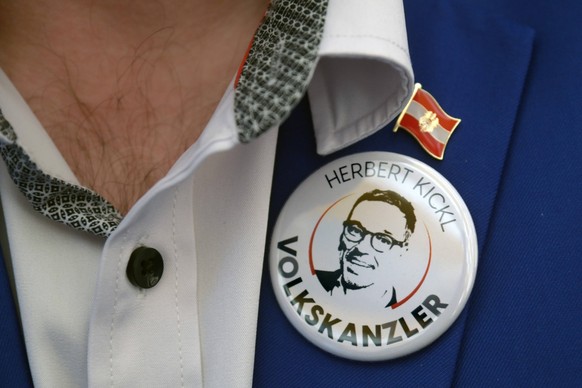 1. Mai-Kundgebung der FP� 2024, mit Herbert Kickl, Manfred Haimbuchner und Harald Vilimsky am Urfahraner Jahrmarkt in Linz, am 01.05.2024. Das Bild zeigt einen Sticker als Reklame f�r den Bundesobmann ...