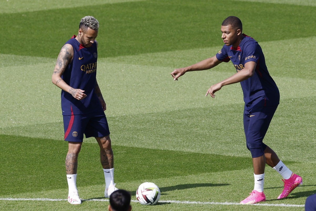 epa10757235 Paris Saint Germain's Neymar Jr (L) and Kylian Mbappe (R) attend a training session at the PSG training center in Poissy, west of Paris, France, 20 July 2023. EPA/YOAN VALAT