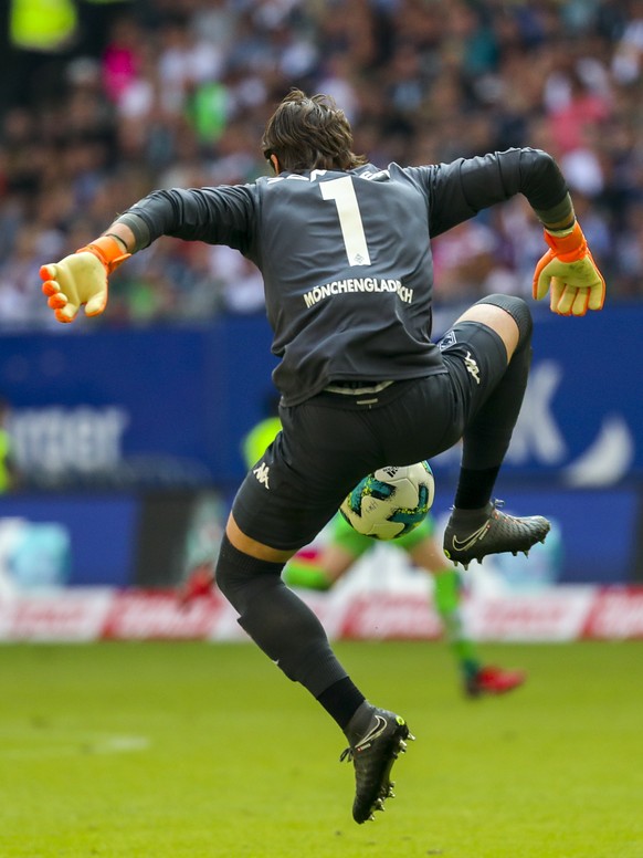 epa06730687 Gladbach&#039;s goalkeeper Yann Sommer in action during the German Bundesliga soccer match between Hamburger SV vs Borussia Moenchengladbach in Hamburg Germany, 12 May 2018. EPA/SRDJAN SUK ...