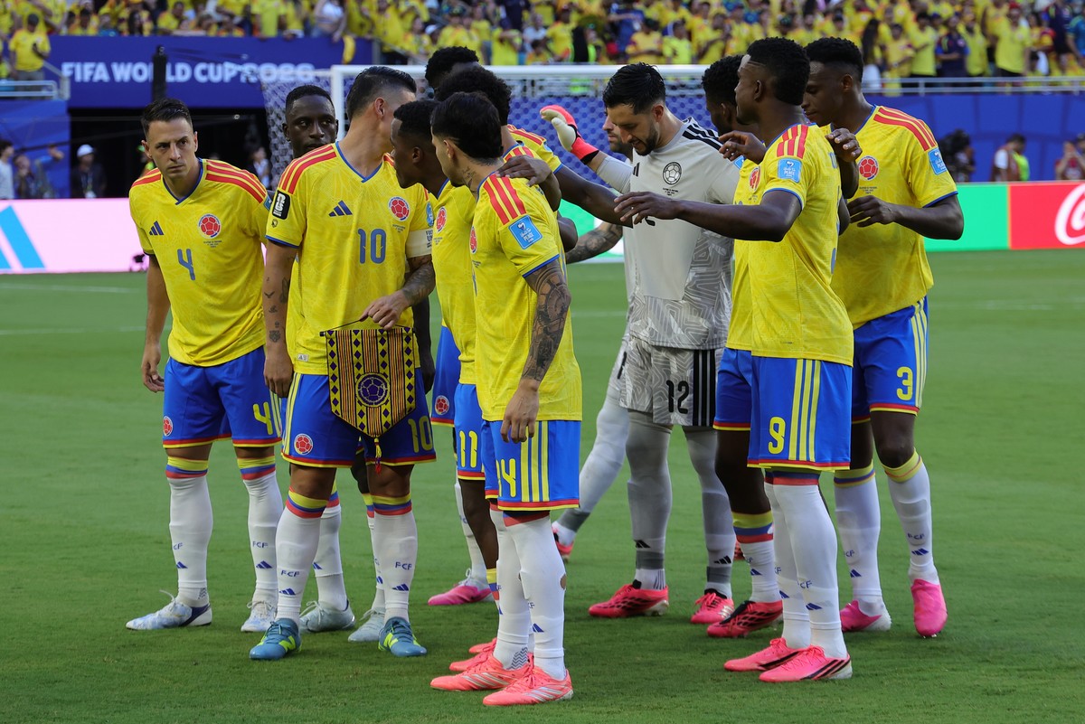 epa13069792 Players of Colombia line up to take a family picture ahead of the FIFA World Cup 2026 group stage match Colombia against Portugal, in Miami, Florida, USA, 27 June 2026. EPA/CRISTOBAL HERRE ...
