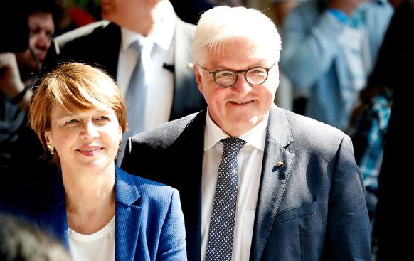 epa06681613 German President Frank-Walter Steinmeier (R) and his wife Elke Buedenbender (L) visit a comprehensive school in Dortmund, Germany, 20 April 2018. EPA/FRIEDEMANN VOGEL