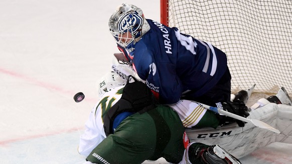 Ambri&#039;s goalkeeper Dominik Hrachovina right, fights for the puck with Färjestad&#039;s player Martin Johansson left, during the round game of Champions Hockey League between HC Ambri Piotta and B ...