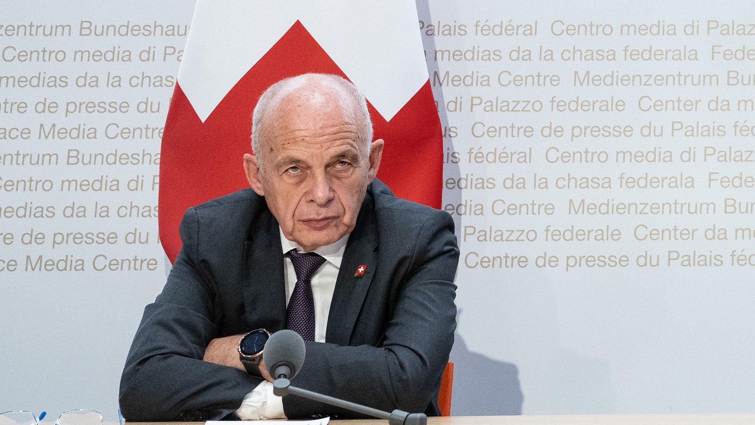 Bundesrat Alain Berset, rechts, und Bundesrat Ueli Maurer sprechen zu den Abstimmungsergebnissen, am Sonntag, 25. September 2022, in Bern. Das Schweizer Stimmvolk hatte ueber die AHV 21 Reform, Massen ...