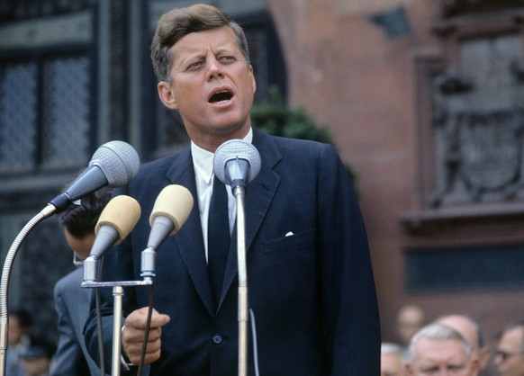 ARCHIV - Der damalige US-Präsident John F. Kennedy hält am 25.06.1963 während seines Deutschland-Besuchs eine Rede vor dem Römer in Frankfurt. (zu dpa &quot;Zu JFKs 100. Geburtstag blickt Amerika auf  ...
