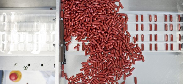 Eine Maschine verteilt Arzneikapseln in Blisterpackungen (Symbolbild) – Generika sind in der Schweiz doppelt so teuer wie im Ausland.
