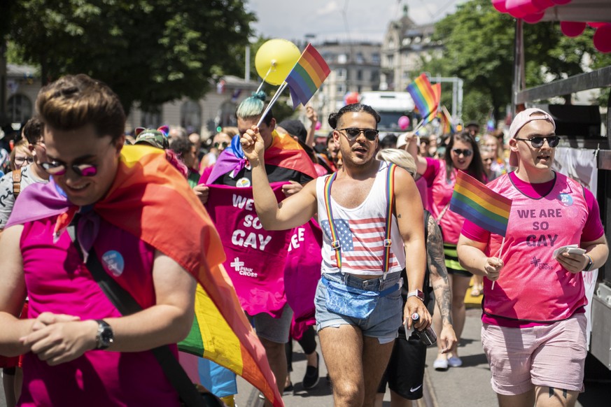 Menschen demonstrieren unter dem Motto &quot;Same Love - Same Rights&quot; fuer homosexuell liebende Menschen, aufgenommen am Samstag, 16. Juni 2018 in Zuerich. (KEYSTONE/Ennio Leanza)