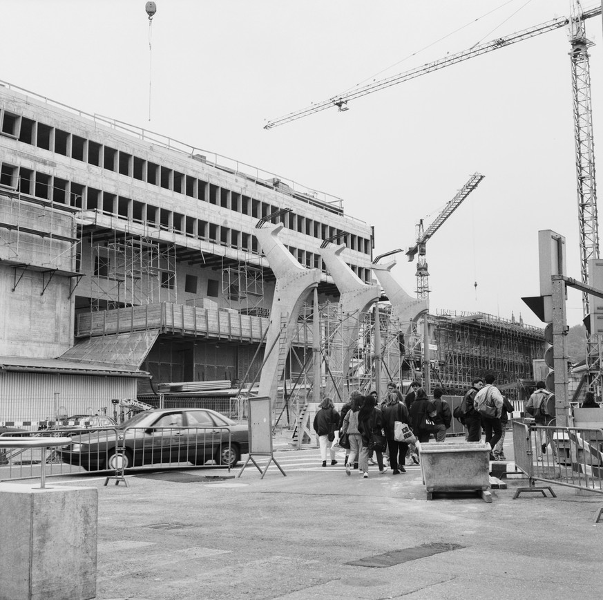 26. April 1989:&nbsp;Bahnhof mit Vordachpfeilern.