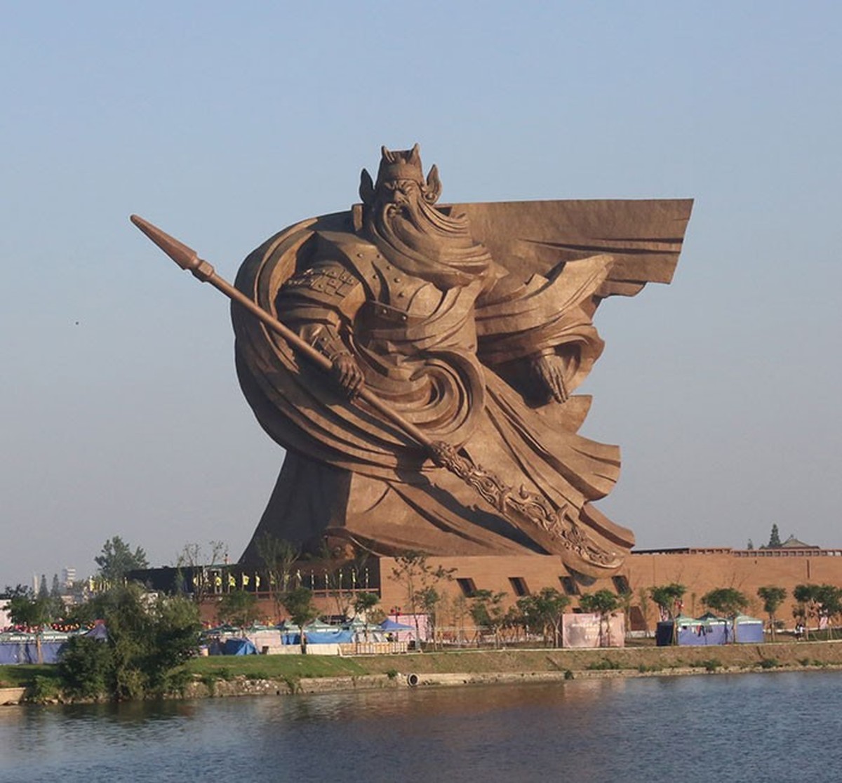 Il s'agit du guerrier Guan Yu.