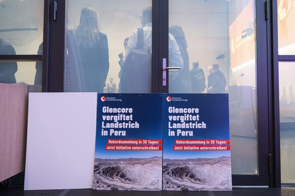 Ein Plakat der Koalition steht an einer Medienkonferenz zur Konzernverantwortungsinitiative, am Dienstag, 7. Januar 2025, in Bern. (KEYSTONE/Peter Schneider)