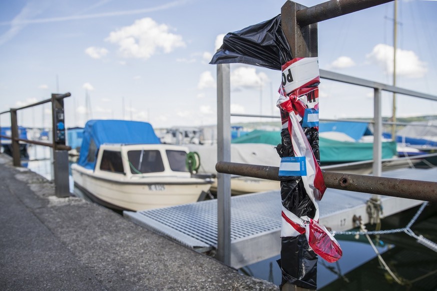 Eine versiegelte Stromsteckdose an einem Zaun im Hafen von Neuenstadt, am Montag, 15. Mai 2017, in Neuenstadt am Bielersee. Nach einem schweren Unfall im Hafenbecken sind nach Angaben der Berner Poliz ...