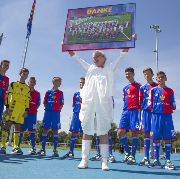 Ex-Praesidentin Gigi Oeri bekommt von den Juniorenmannschaften ein Bild geschenkt, anlaesslich der feierlichen Eroeffnung des neuen Nachwuchs-Campus FC Basel auf dem Areal St. Jakob am Samstag, 17. Au ...
