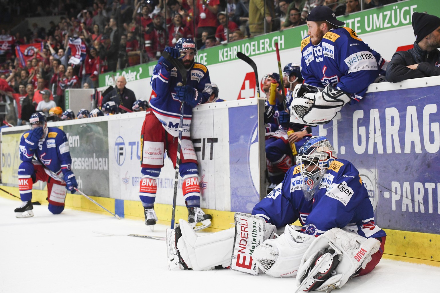 ZUM ABTIEG DES EHC KLOTEN IN DIE SWISS LEAGUE, NACH 56 JAHREN IN DER HOECHSTEN SPIELKLASSE, STELLEN WIR IHNEN FOLGENDES BILDMATERIAL ZUR VERFUEGUNG - Enttaeuschte Klotener im siebten Eishockey Spiel d ...