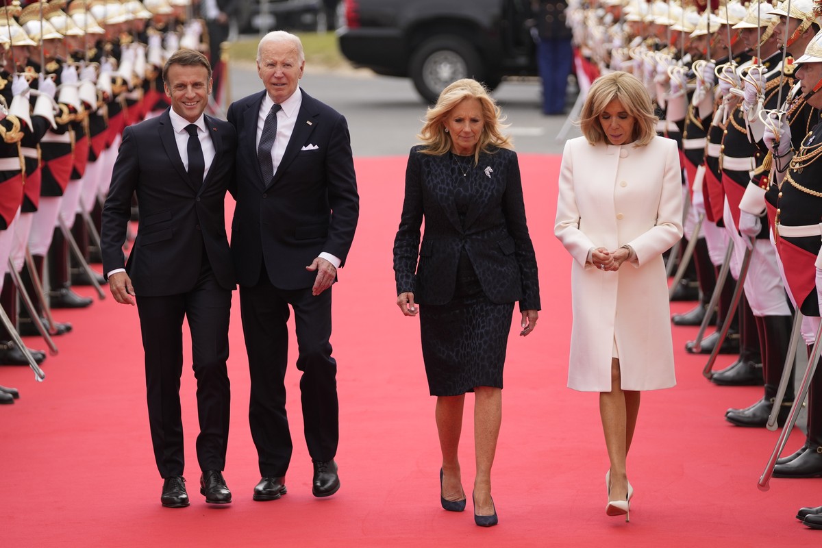epa11394018 US President Joe Biden (C-L), First Lady Jill Biden (C-R), French President Emmanuel Macron (L) and his wife Brigitte Macron (R) arrive at the international ceremony at Omaha Beach, Saint- ...