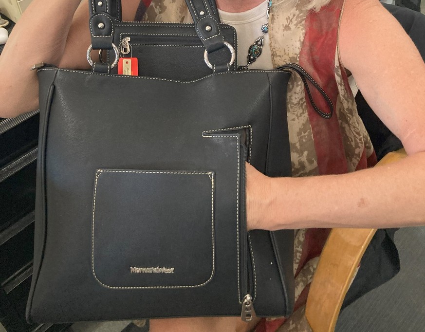 Handtasche mit Schnellzugriff auf die Handfeuerwaffe.
