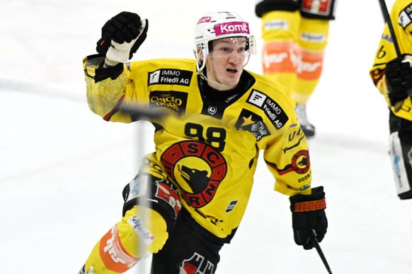 Berns Benjamin Baumgartner, jubelt beim Siegtreffer beim Eishockey-Qualifikationsspiel der National League, zwischen den SCL Tigers und dem sc Bern, am Dienstag, 27. Januar 2026, in der Emmental Versi ...