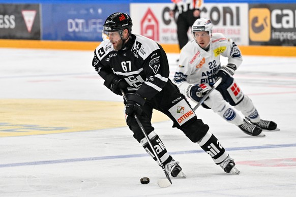 Linus Omark (HCL) protects the puck, during the regular season of National League A (NLA) Swiss Championship 2025/26 between HC Lugano and HC Ambri Piotta at the ice stadium Corner Arena, Switzerland, ...