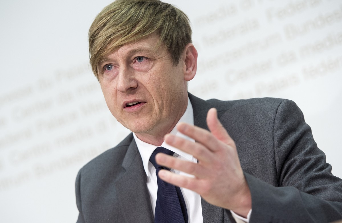 Stefan Meierhans, Schweizer Preisueberwacher, spricht an der Jahresmedienkonferenz, am Donnerstag, 26. Febraur 2015, in Bern. Der Preisueberwacher will dieses Jahr der Politik genauer auf die Finger s ...