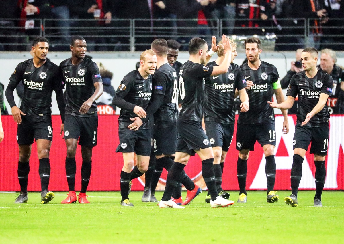epa07385970 Frankfurt's Sebastien Haller (L) celebrates with his teammates after scoring the 2-0 lead from the penalty spot during the UEFA Europa League round of 32, second leg soccer match betw ...