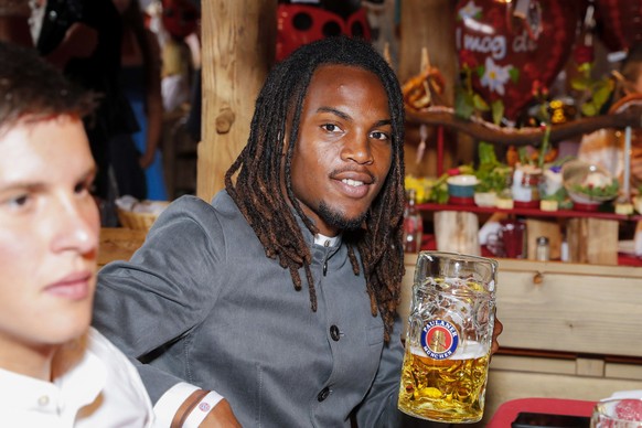 epa07076815 Bayern Munich&#039;s Renato Sanches poses for photographs at the Oktoberfest beer festival in Munich, Germany, 07 October 2018. EPA/STEFAN MATZKE / POOL