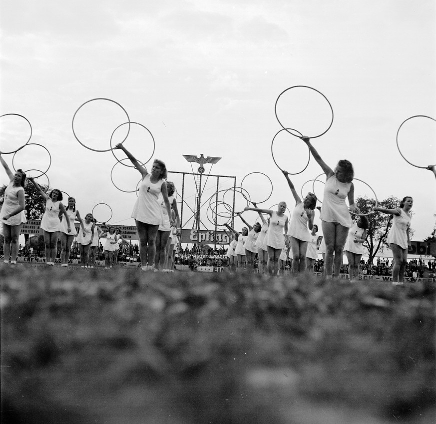 Die Reichsdeutschen der &quot;Deutschen Kolonie in der Schweiz&quot; feiern ein Sportfest im Zuercher Letzigrund, am 10. August im Kriegsjahr 1941. Junge Frauen fuehren ihre Gymnastiknummer vor. (KEYS ...