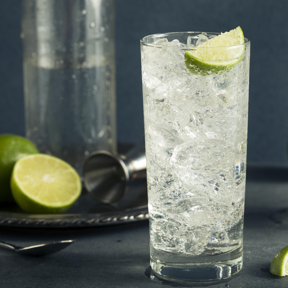 wodka gin tonic highball longdrink drinks alkohol cocktail trinken shutterstock