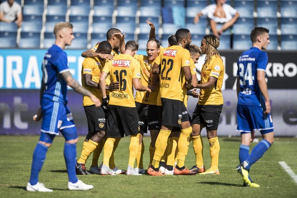 Die YB Spieler feiern das 0:1 fuer YB beim Super League Meisterschaftsspiel zwischen dem FC Luzern und dem BSC Young Boys vom Sonntag 12. August 2018 in Luzern. (KEYSTONE/Urs Flueeler)