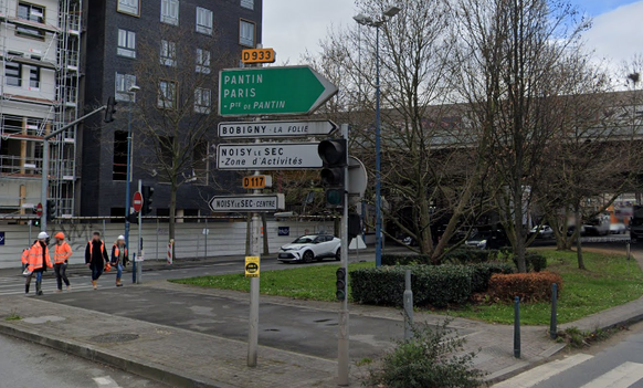 Ein Strassenschild/Wegweiser, welches den Weg nach Paris (Frankreich) anzeigt.