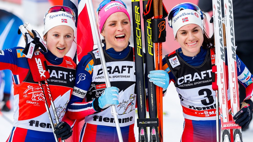 Dreifach-Sieg an der Tour de Ski: Siegerin Therese Johaug, die Zweitplatzierte Ingvild Flugstadt Östberg (links) und Heidi Weng (rechts).