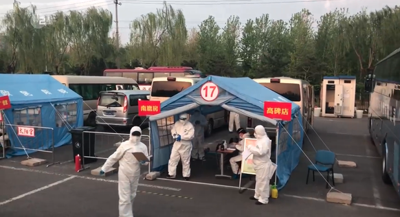 Röller wird nach seiner Ankunft in Peking zu diesem Checkpoint gefahren.