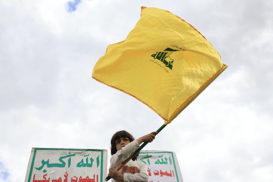 KEYPIX - epa12897115 A young Houthi supporter waves a Hezbollah flag during a solidarity rally with Hezbollah following a Lebanon-Israel ceasefire, in Sana'a, Yemen, 17 April 2026. Thousands of H ...