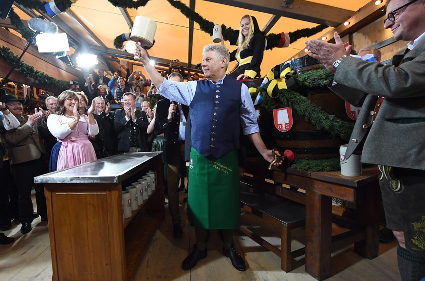 epa05543920 Munich&#039;s mayor Dieter Reiter (C) signals to spectators that the first beer barrel is tapped during the official opening of the 183rd edition of the traditional &#039;Oktoberfest&#039; ...
