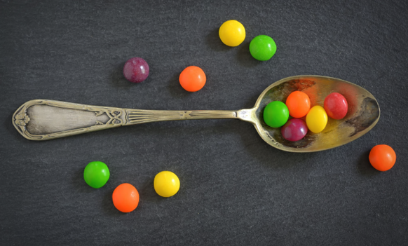 Placebo-Pillen können das Hungergefühl dämpfen und beim Abnehmen helfen. Placebo Symbolbild Löffel spoon
