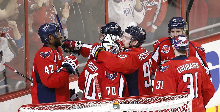 Washington-Stürmer Jewgeny Kuznetsov küsst die Maske von seinem Goalie Braden Holtby.