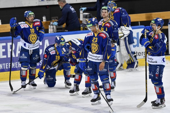 Enttaeuschte Davoser Spieler mit dem Captain Andres Ambuehl, links nach dem 0:3 verlorenem Spiel und damit das Saisonaus fuer den HCD, im Finale vom Eishockey-Pre-Playoff Qualifikationsspiel der Natio ...