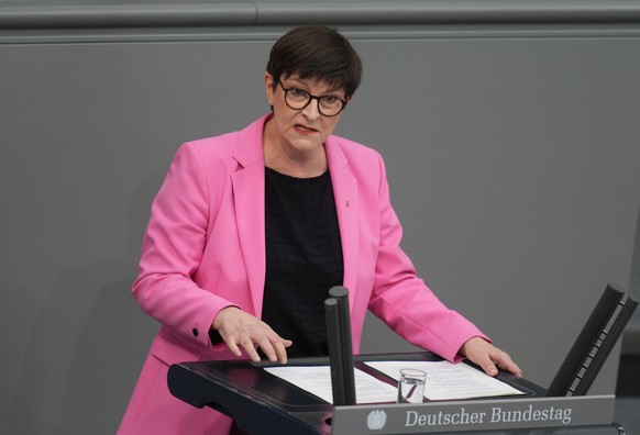 13.03.2025, Berlin: Saskia Esken, SPD-Bundesvorsitzende, spricht in der 213. Plenarsitzung der 20. Legislaturperiode im Deutschen Bundestag. In dieser und einer noch folgenden Sondersitzung des alten  ...
