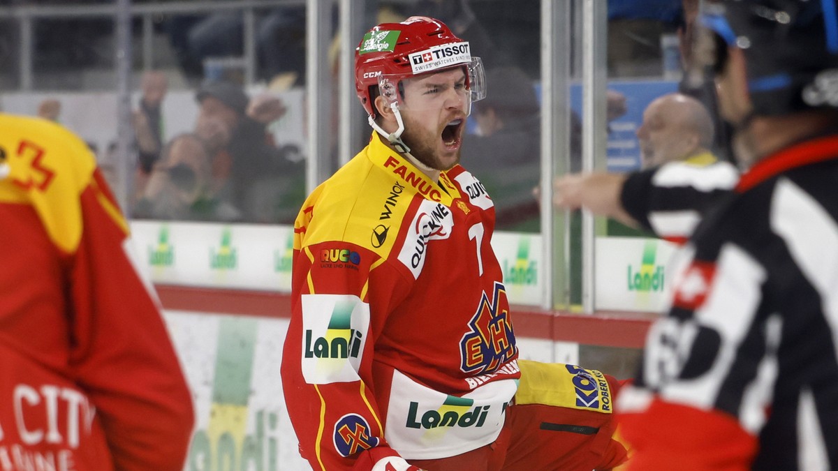 Biels Ramon Tanner, hinten, jubelt nach seinem Tor zum 4-1, im dritten Eishockey Playoff Halbfinalspiel der National League zwischen EHC Biel und ZSC Lions, am Montag, 3. April 2023, in der Tissot Are ...