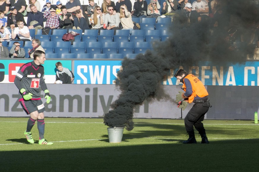 ARCHIVBILD ANLAESSLICH DER KLAGE DER BUNDESANWALTSCHAFT GEGEN EINEN FAN DES FC LUZERN WEGEN PYRO-GEBRAUCHS, AM FREITAG, 31. MAERZ 2017 - Bei Beginn des Spiels gab es eine Spielverzoegerung wegen den S ...