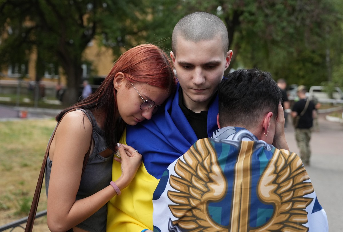 epa11601956 Ukrainian prisoners of war (POWs) are welcomed by relatives and military personnel following a swap, at an undisclosed location in Ukraine, 13 September 2024, amid the Russian invasion. &q ...
