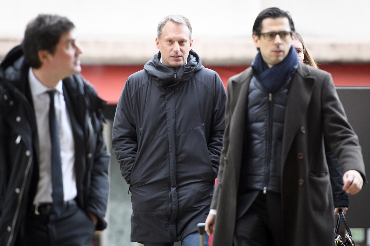 LÕancien joueur de tennis valaisan Yves Allegro, centre, arrive pour son proces entoure de ses avocats Guillaume Grand, gauche, et Pierre-Damien Eggly, droite, ce lundi 9 decembre 2019 au Tribunal du  ...