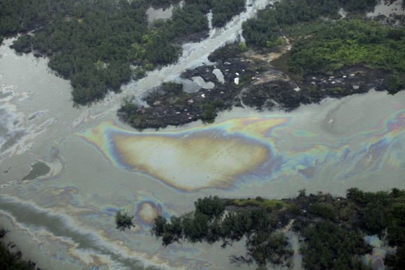 Ölfilm auf dem Wasser nahe einer illegalen Ölraffinerie im nigerianischen Ogoniland.