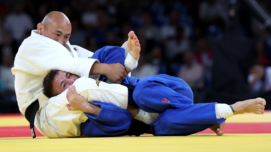 epa11502183 Baskhuu Yondonperenlei (white) of Mongolia in action against Willian Lima of Brazil in the Men -66kg quarter final of the Judo competitions in the Paris 2024 Olympic Games, at the Champs-d ...