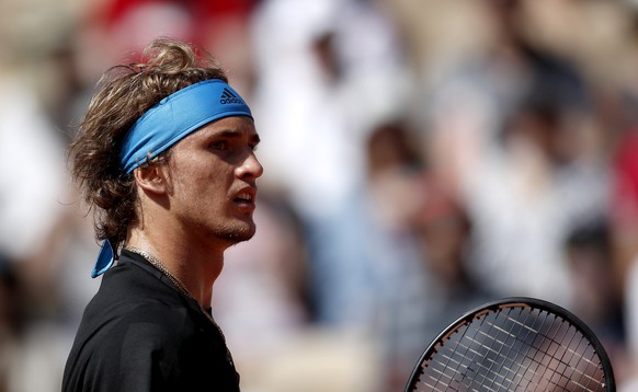 epa07617109 Alexander Zverev of Germany plays Dusan Lajovic of Serbia during their men’s third round match during the French Open tennis tournament at Roland Garros in Paris, France, 01 June 2019.  EPA/YOAN VALAT