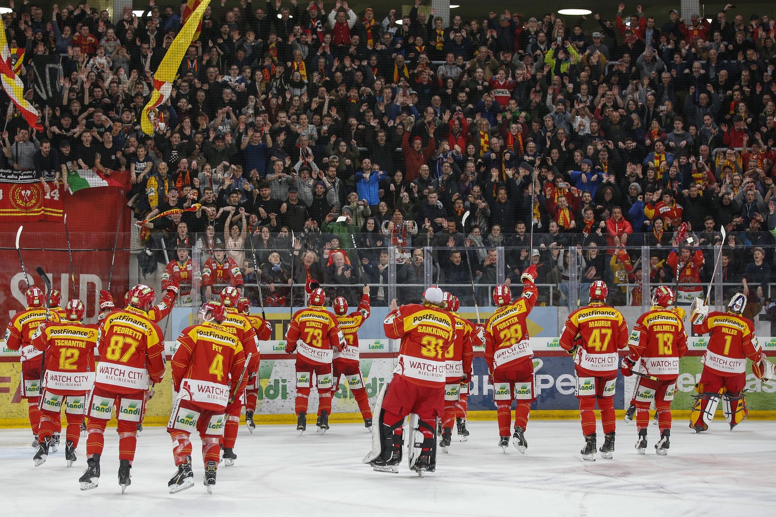 Biels Spieler feiern mit ihren Fans nach dem Eishockey Meisterschaftsspiel der National League zwischen dem EHC Biel und dem Lausanne HC, am Freitag, 1. Maerz 2019, in der Tissot Arena in Biel. (KEYST ...