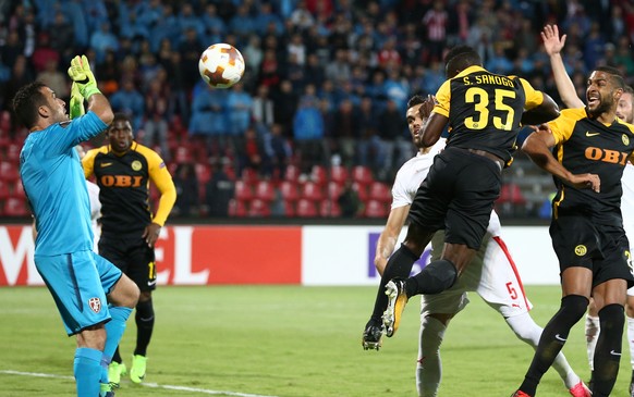 Young Boys&#039; Sekou Sanogo, right, fights against Skenderbeu Korce&#039;s Orges Shehi during the Europa League Group B match between Albania&#039;s KF Skenderbeu Korce and Switzerland&#039;s BSC Yo ...