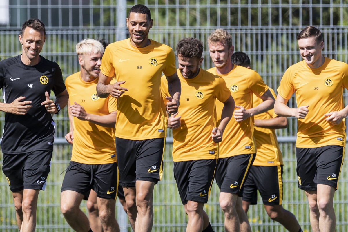 Guillaume Hoarau, Spieler des BSC Young Boys, Mitte, scherzt mit Konditionstrainer Martin Fryand, links, waehrend des Einlaufens zum ersten Training der Saison 2019/20 der Fussball Super League, am Mo ...